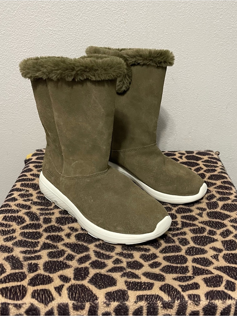 Skechers Goga Mat Pull On Mid Calf Boots Khaki Suede Womens 7